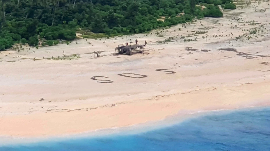 Señal de auxilio de náufragos en isla Pikelot