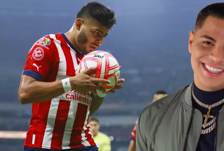 Alexis Vega jugando ante el América el clásico - Eduin Caz de Grupo Firme sonriendo