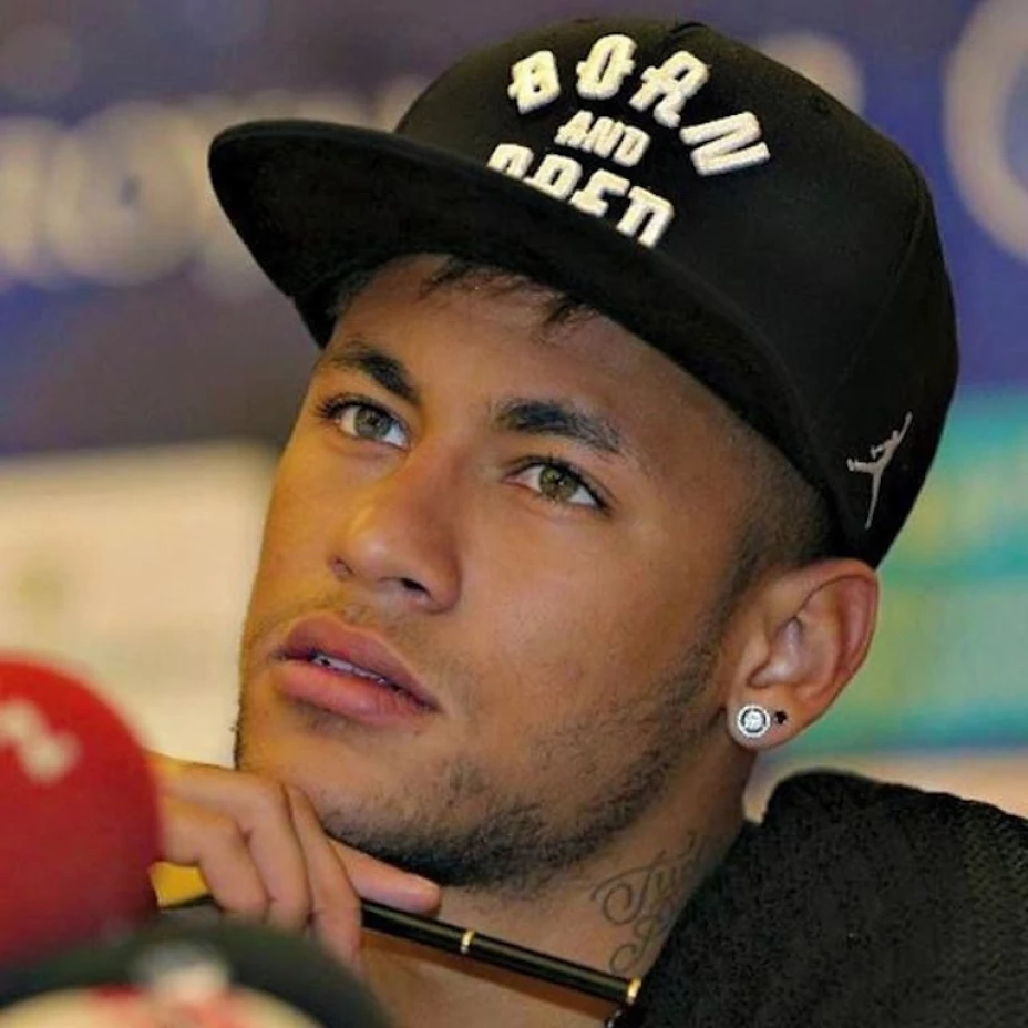 El brasileño Neymar publicó un video en su cuenta de Instagram donde intenta tocar la canció “A Thousand Years” en piano.