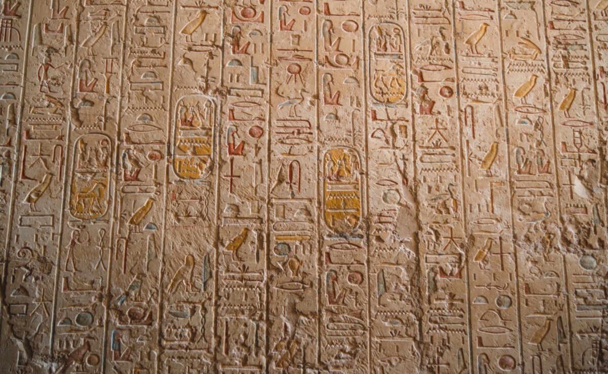 ¿Cuál es el idioma antiguo que la Inteligencia Artificial logró descifrar?