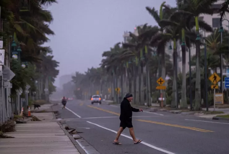 “Nicole” se convierte en huracán y avanza hacia Florida