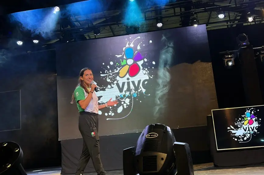Jessica compartiendo con la juventud.jpg