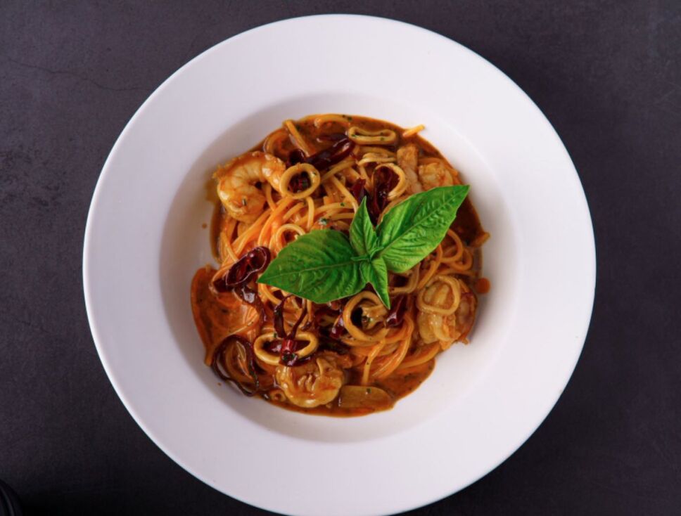 platillo pasta con camarones y ajillo casa damico