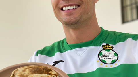 Cristiano Ronaldo comiendo gorditas laguneras.