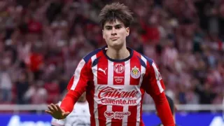 ¡A nada de hacer historia! Esto necesita Armando González para ser campeón de goleo con Chivas Apertura 2025