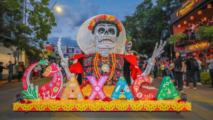 Así se vivió la comparsa de Día de Muertos en Oaxaca