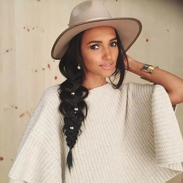 11 ideas de peinados con sombrero para mujer que se verán coquette, pero a la vez muy elegante