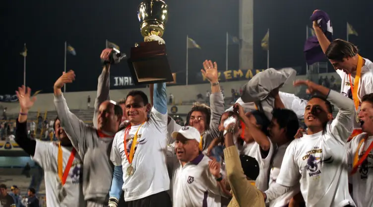 Saprissa celebra el título frente a Pumas