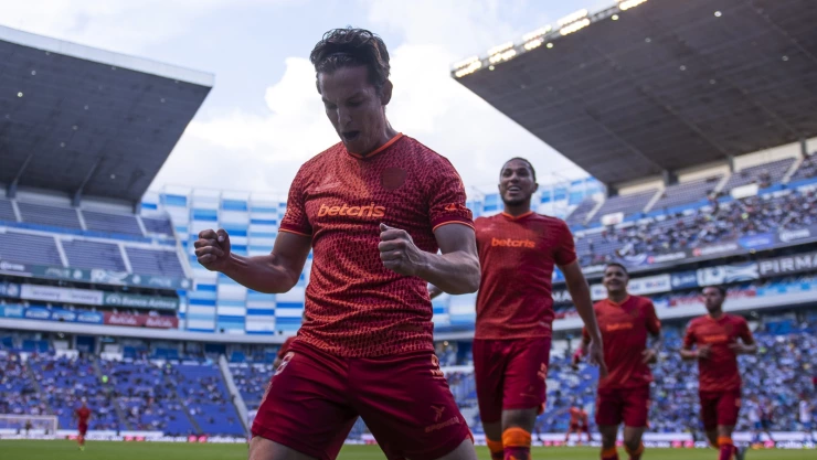 ¡Oficial! El delantero Carlos Fierro regresa a jugar en Guadalajara