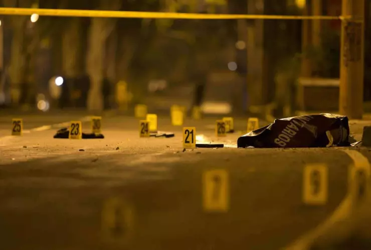 Hallan cuerpo en llamas a un costado de la FES Zaragoza, en Iztapalapa