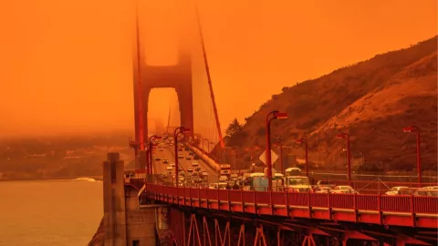 El puente de San Francisco se ve naranja debido al humo de los incendios forestales.