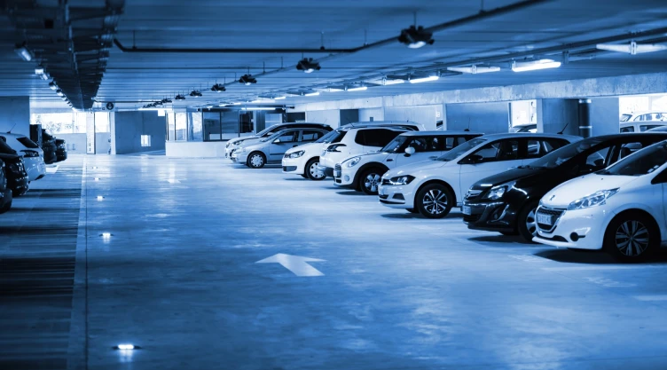 Autos aparcados en un estacionamiento
