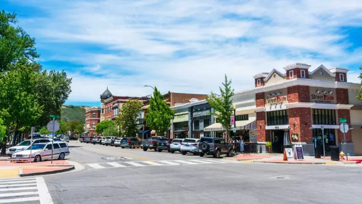 una vista de la pintoresca ciudad a plena luz del día