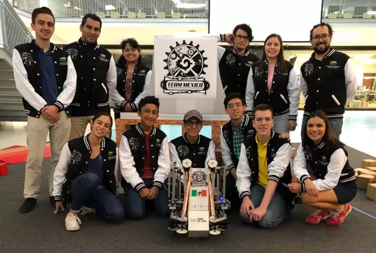 Equipo mexicano de robótica y su robot de competencia