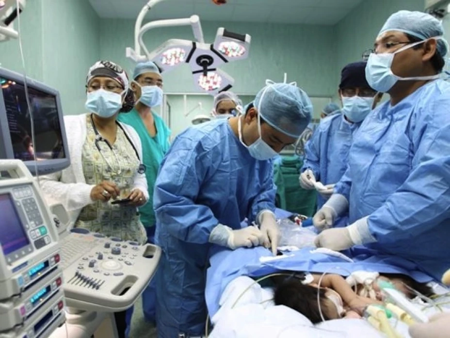 Médicos del Hospital Guillermo Almenara en Perú, separaron exitosamente a siamesas unidas por el abdomen