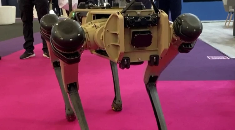 En Francia “Perro robot” se roba la atención en Milipol París