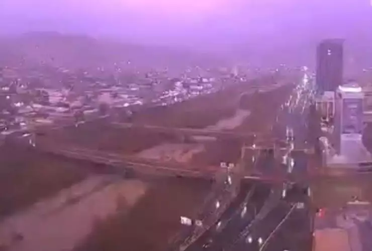 Video ¡Se iluminó todo! Cámaras captan rayo en Monterrey