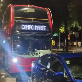 Golpean a chofer del Metrobús en Paseo de la Reforma por conflicto vial tras invasión de carril