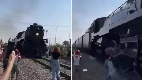 VIDEO ¡Casi! Mujer se salva de ser arrollada por la locomotora de vapor La emperatriz