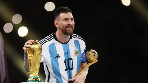 Lionel Messi con la Copa del Mundo