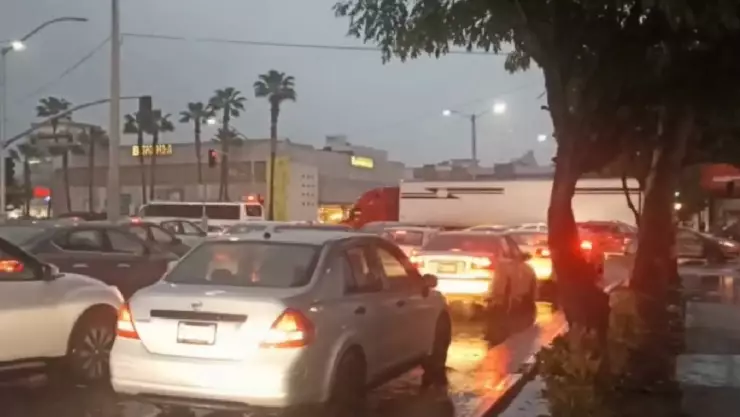 VIDEO Este viernes las lluvias colapsan el tráfico en Tijuana