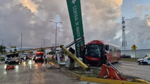 Aparatoso choque múltiple en el Boulevard Colosio deja grandes daños y tráfico lento en Cancún