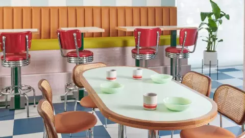 el pintoresco interior del restaurante