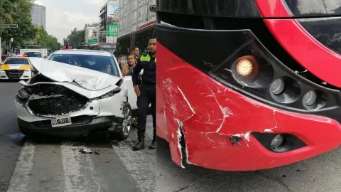 Metrobús de la CDMX choca contra una camioneta en la Roma Norte, alcaldía Cuauhtémoc