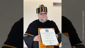 Guillermo del Toro graduado.jpg
