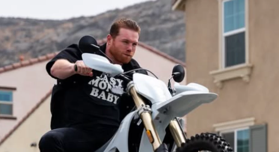 canelo alvarez en moto
