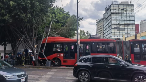Choque del Metrobús CDMX deja lesionados en avenida Insurgentes