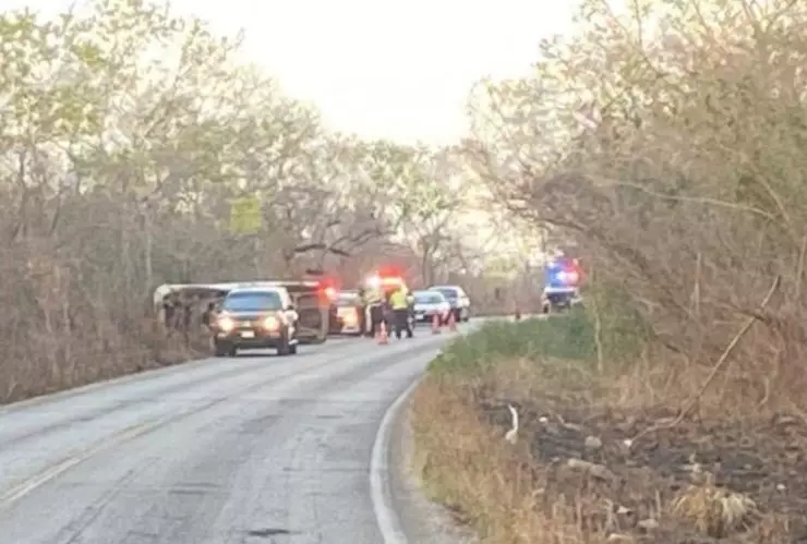 Combi vuelca tras FUERTE ACCIDENTE en la carretera Maxcanú - Halacho; ¿hay heridos?