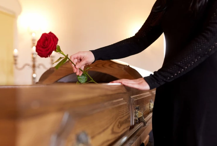 mujer en funeral