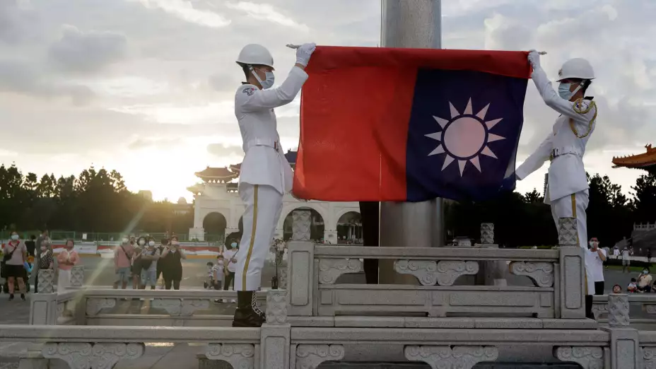 Soldados doblan la bandera nacional de Taiwán, en Taipéi.