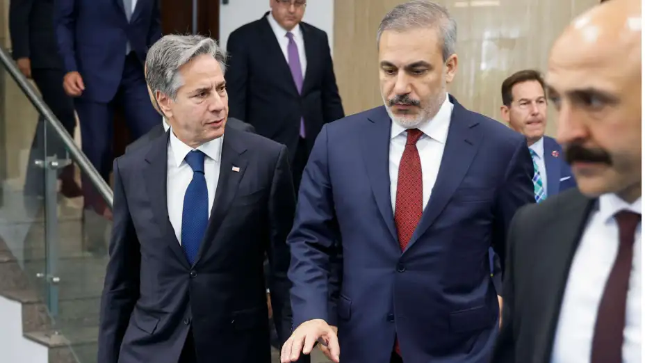 Antony Blinken, secretario de Estado de EU, con el canciller turco Hakan Fidan en Ankara.