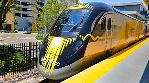 La imagen frontal de Brightline, el tren de Florida.