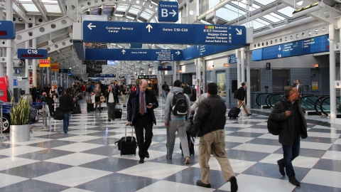 Viajeros recorren el aeropuerto de Chicago, Illinois