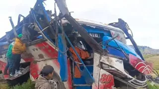¡Fatal accidente de tránsito! Autobús CAE AL ABISMO y deja más de 20 muertos (VIDEO FUERTE).jpg