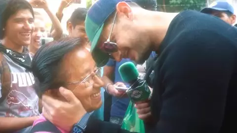 Conductor Adrian Marcelo ofrece toque a abuelita.