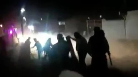 Los presuntos delincuentes fueron acusados de intentar allanar un domicilio pero fueron sometidos y quemados vivos en la colonia Lomas de San Sebastián, municipio de La Paz, Estado de México.