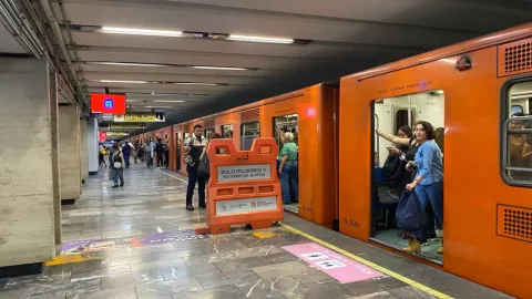 Multa por no respetar espacios en Metro CDMX