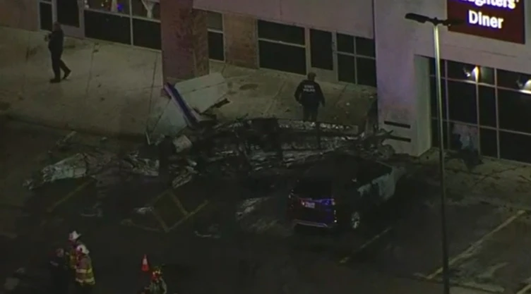 VIDEO: Avión choca contra estacionamiento de centro comercial en Texas