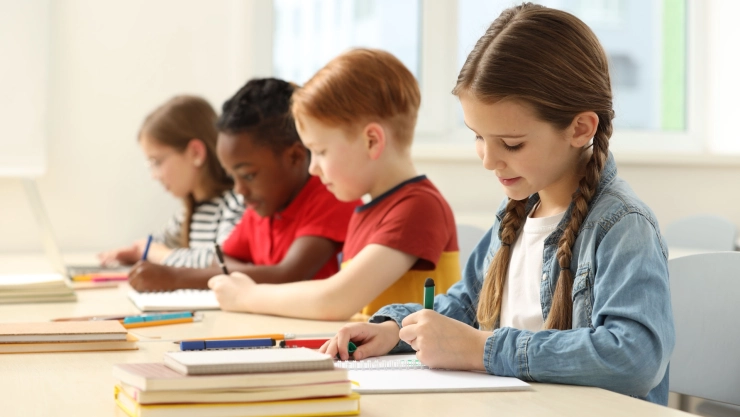 Niños estudiando en una escuela