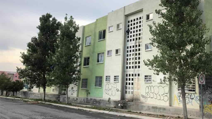 Papás dejan sólo a niño de 6 años y salta por la ventana