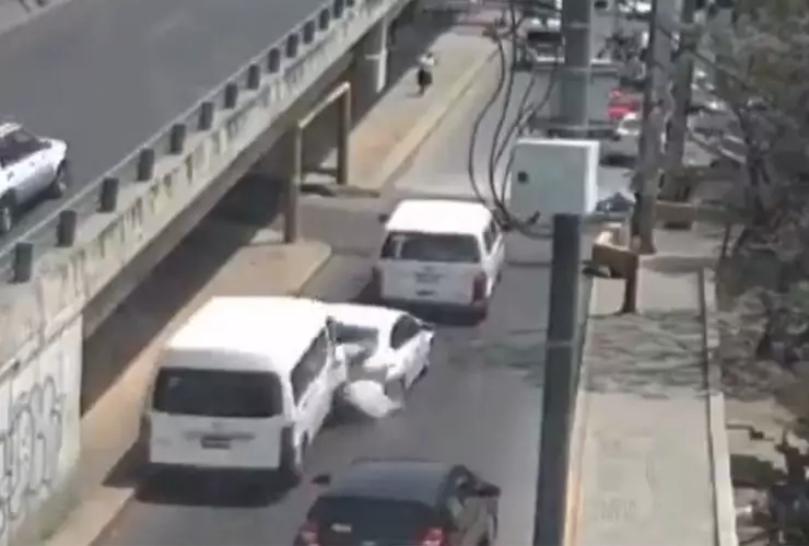 Una combi embiste un auto en Naucalpan y deja tres heridos en el Estado de México (EDOMEX)