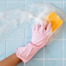 /estilo-de-vida/truco-casero-devolverle-brillo-azulejos-baño