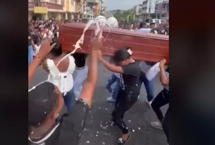 Mujeres despiden a su amiga difunta al ritmo de reggaeton en su funeral.