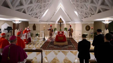 Papa Francisco en su féretro