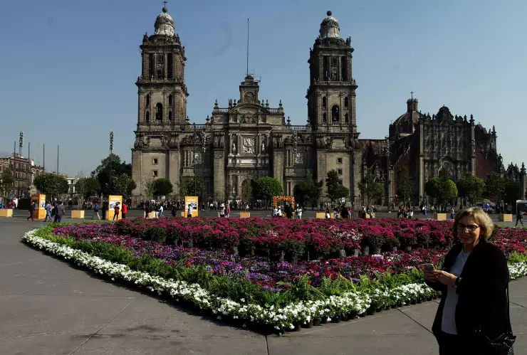 Zócalo de la Ciudad de México con flores