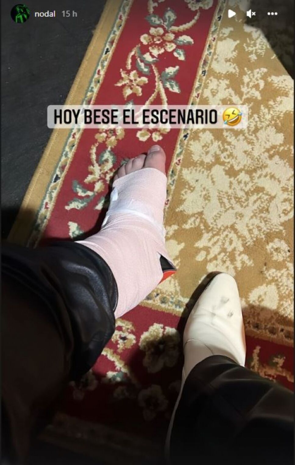 Video Christian Nodal se cae en pleno concierto